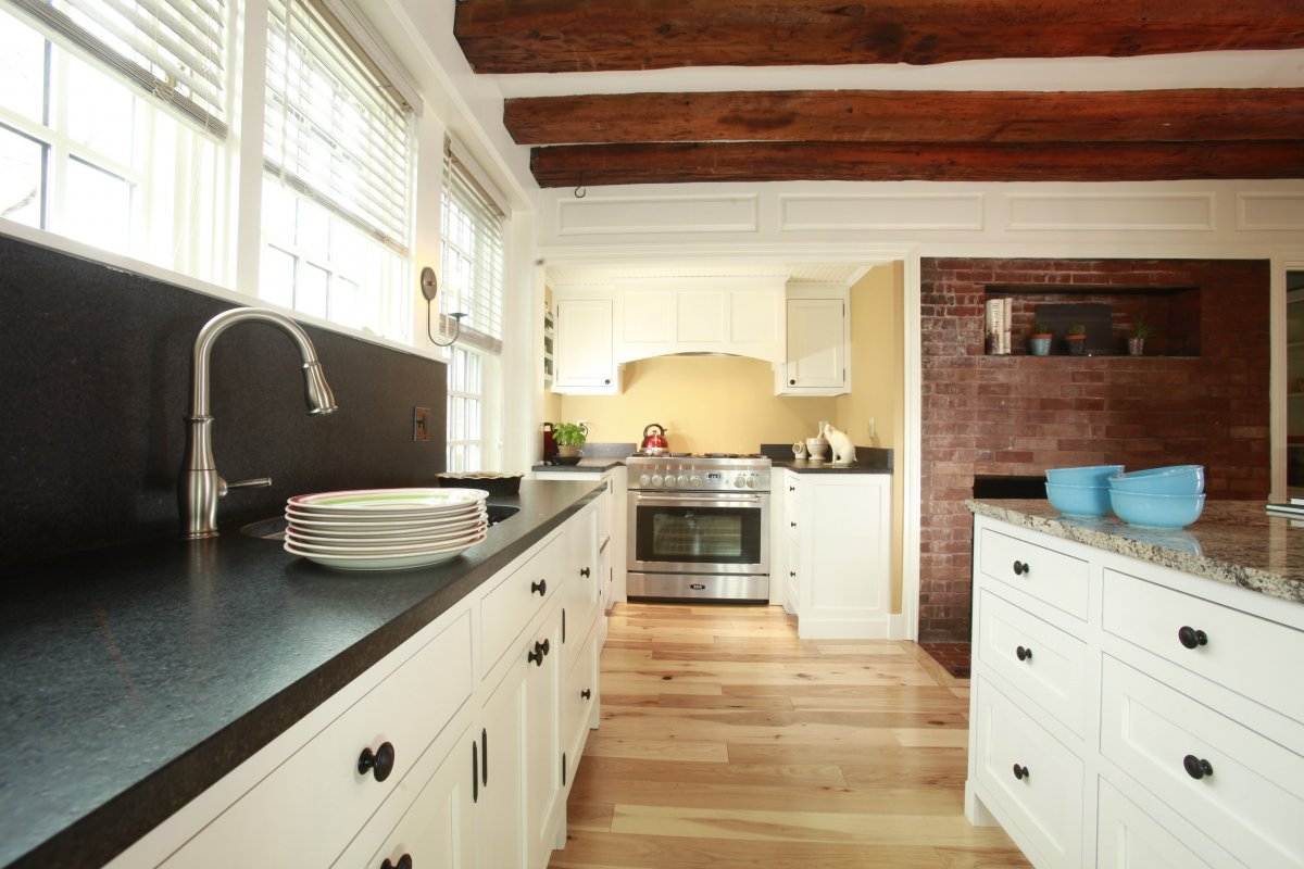 Modern Kitchen Remodel With Knob Pulls on Cabinetry and Undermount Sink. 