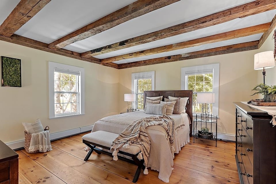 Modern farmhouse style bedroom by Oxland Builders