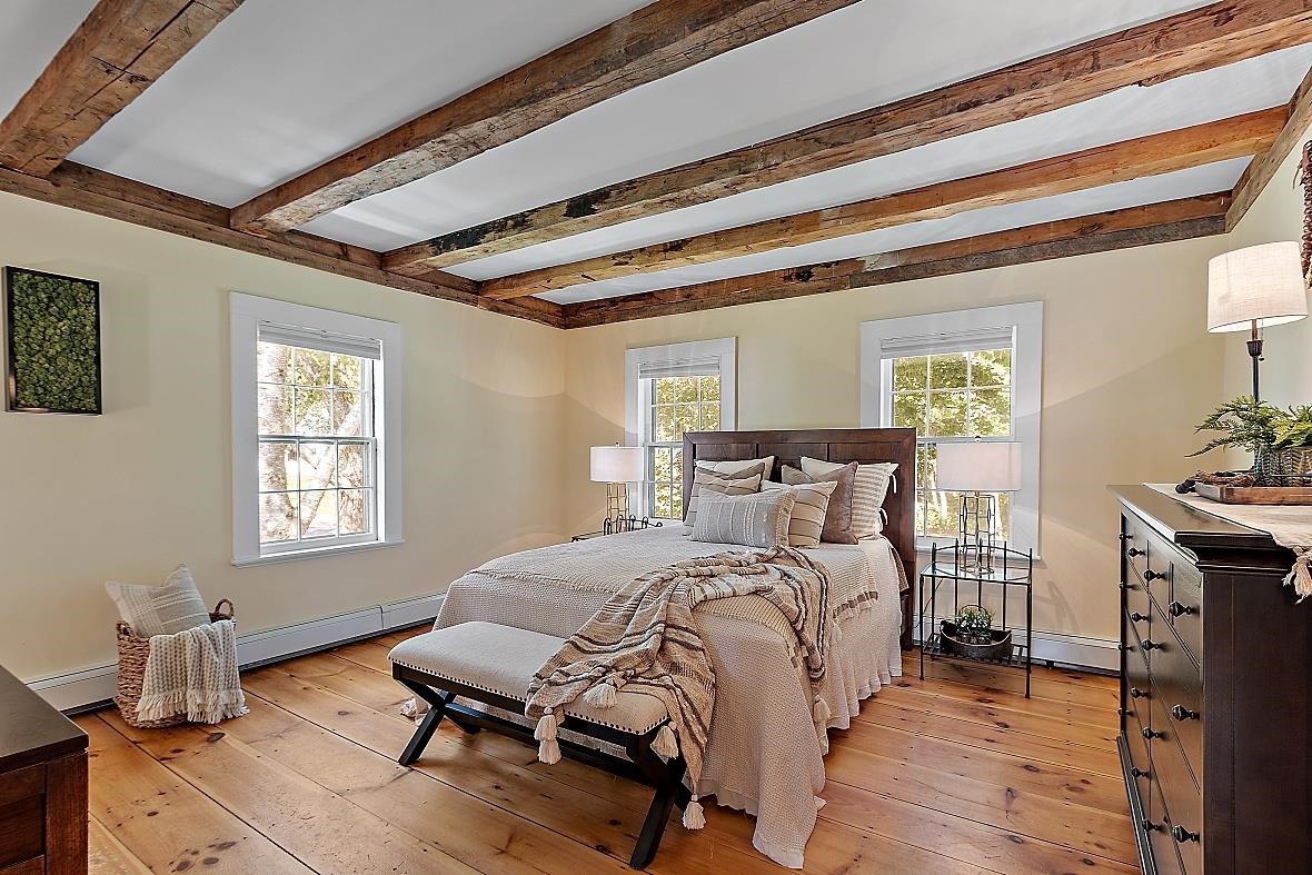 Modern farmhouse style bedroom by Oxland Builders