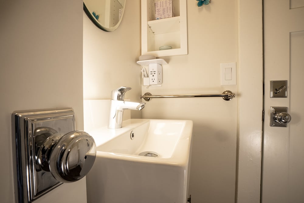 small-bathroom-remodel-with-towel-bar-and-built-in-shelf